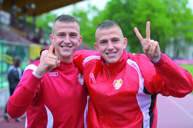 21-letni bracia bliźniacy Wolsztyńscy, grający od zimy w legionowskich barwach, a pochodzący z Knurowa na Śląsku, zdobyli w meczu ze Zniczem Pruszków trzy bramki. Jak pokazują na zdjęciu, Łukasz – jedną, Rafał – dwie. Brawo! Fot. fotoMiD