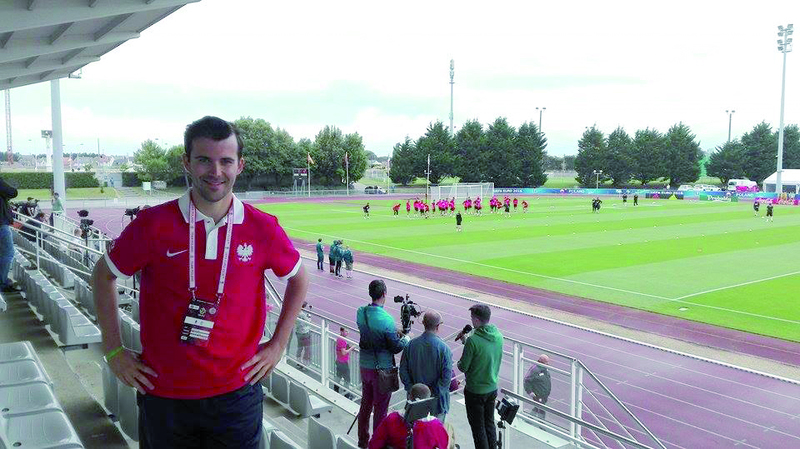 Patryk na stadionie w La Baule, gdzie biało-czerwoni mieli swoją bazę treningową.
