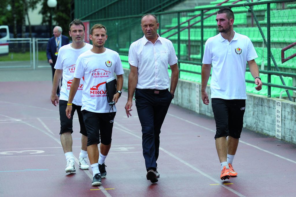 Legionowscy szkoleniowcy mają po tym meczu jeszcze sporo pracy. Od lewej: Przemysław Kostyk (asystent trenera), Patryk Drewnowski (kierownik drużyny), Ryszard Wieczorek( trener zespołu) i Izaak Stachowicz (trener bramkarzy). Fot. fotoMiD