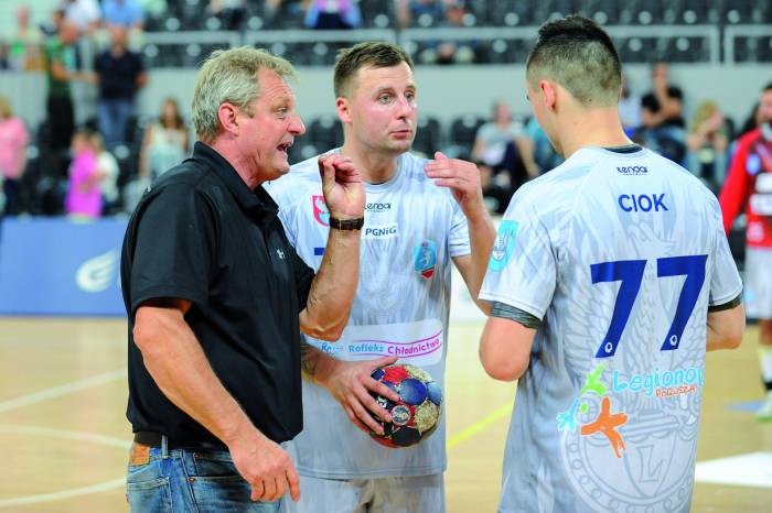 Trener Marek Motyczyński w rozmowie z Michałem Prątnickim i Kamilem Ciokiem. Fot. fotoMiD