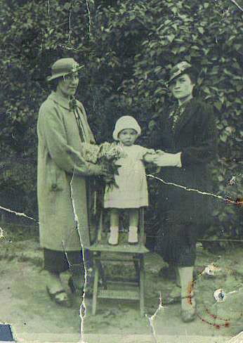 Rok 1937. Od lewej: Pani Rękasowa (jej mąż, ojciec chrzestny Krysi, przed wojną był policjantem, a tuż po wojnie został zamordowany w lwowskim więzieniu przez NKWD) 2-letnia Krysia oraz jej mama
